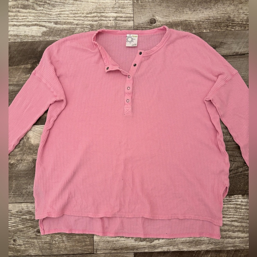 selling this cute aerie top!